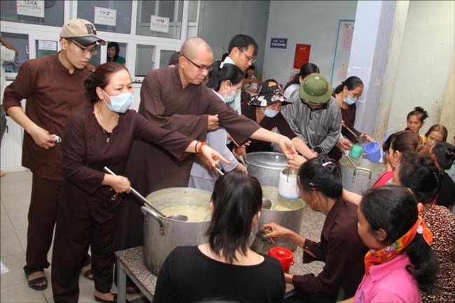 Nồi cháo nhà chùa ấm lòng bệnh nhân nghèo (2/11/2018)